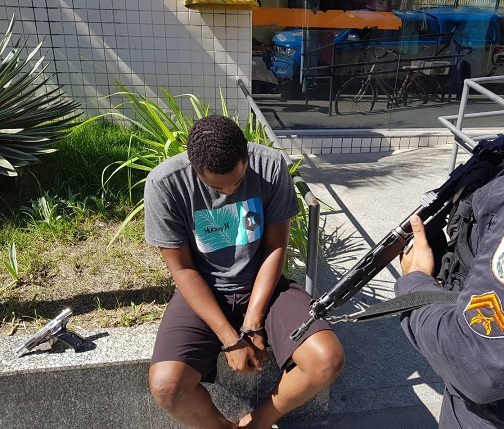 Um suspeito preso e arma apreendida na Comunidade Menino de Deus em São Gonçalo